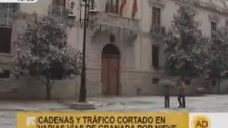 Cadenas y tráfico cortado en varias vías de Granada por la nieve