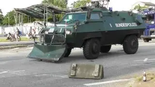 R&auml;umpanzer Bundespolizei G20 Hamburg r&auml;umt Steinblocke weg.