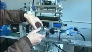 Semi automatic tabletop labeling machine for square PET bottles clear sticker