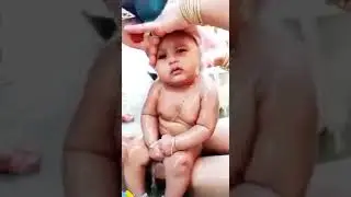 Un b&eacute;b&eacute; tr&egrave;s mignon qui prend sa douche