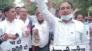 MCD School teacher protests against Arvind Kejriwal govt
