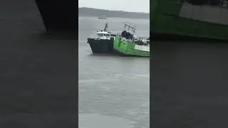 El momento en que dos barcos pesqueros  chocan ￼