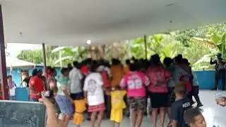 Tumbuh tana Arfak jabat tangan dengan bupati Manokwari Selatan di kediaman yamboi 02, Januari 2026