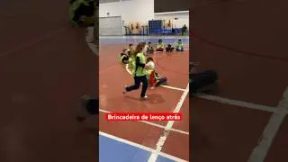 Brincadeira divertida e din&acirc;mica - len&ccedil;o atr&aacute;s corre mais #criatividade  #brincadeira #recrea&ccedil;&atilde;o