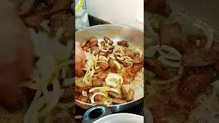 Macarr&atilde;o simples com carne e calabresa 🍝#comidacaseira #shorts