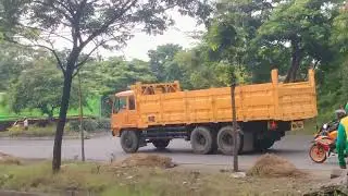 Hijau merah box truk tronton, truk truk container trailer putar balik menuju ke arah jalan Gresik...