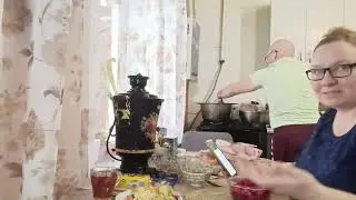 МУЖ ЧИСТЯТ СНЕГ, БОЛТАЛКА. . 