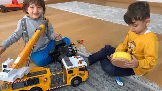 Yusuf ve Fatih Selim vinç oynuyorlar🏗🤪Arabaları çekmeye çalışıyorlar, ama olmuyor😨