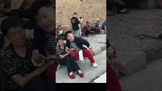 和老人们互动一段孔向东老师的《清风亭》片段，纯属娱乐#舞台无处不在 #精神小伙 #接地气 #农村欢乐多 #传递戏曲文化 @东方有戏