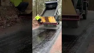 It's unreal how clean this tack truck is... 😍 - 🎥: @brendanemond_4  #asphaltpaving #construction