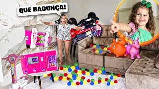 MINHA IRMÃZINHA ESPALHOU VÁRIOS BRINQUEDOS PELA MINHA CASA ! *fiquei muito brava*