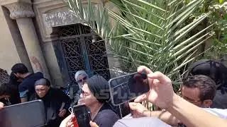 انهيار جنى ابنه المذيعة شيماء جمال فى أول ظهور خلال دفن والدتها بالسيدة نفيسة
