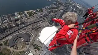 98-year-old Ont. woman the oldest person ever take part in Toronto's CN Tower edge walk