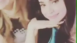 Sofia Carson junto a Tracy Behr en los estudios deYoung Hollywood