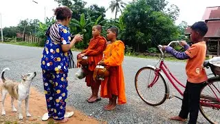 Grandma Offer Budish Monk Food  in Early Morning On Specials Day / Daily Activities Of Farmer Life