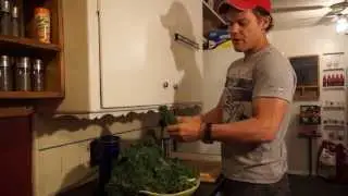 A simple way to make kale chips! Raw, Vegan!