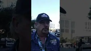 ДеУэйн Терри отдает дань памяти Тоби Киту в своем выступлении с песней 