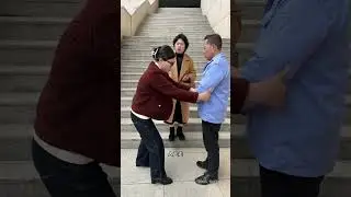 做为老乡，你不帮助他就算了，你还克扣他的工资，这样的管理工厂还能留吗？ #万万想不到