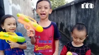 Playing Water Gun Toys with Playhouse DDD