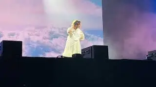Anne-Marie LIVE Funny Clips 60 Just Mugging Me Off on Stage