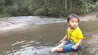 Sean Anderson G Manalu & Fourlin Manalu menikmati alam di Sepadan Sungai PT. TPL, Tbk.