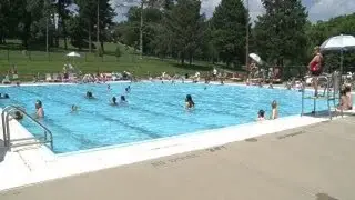 Omaha&rsquo;s swimming pools open with a splash
