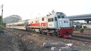 KA Jaka Tingkir Di Sambut Matahari Pagi Kota Cikampek