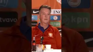Van Gaal ge&iuml;rriteerd: 'Wat zit ik hier te doen?!' | #shorts