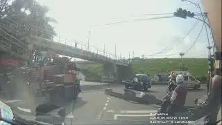 水電工救援 大貨車滾下來的鋼板