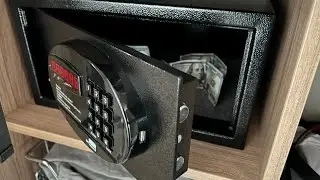 NEVER put valuables in a cruise safe!
