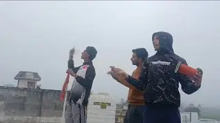 पतंगों की बौछार 😏