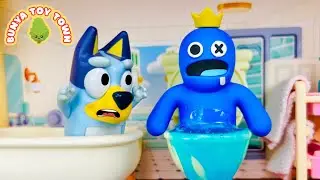 Bluey BLUE Rainbow Friends in the Toilet! 🚽🌈 | Pretend Play Bluey Toys | Rainbow Friends Toys