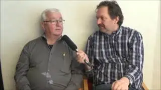 Thomas &Oslash;M fra Smil TV interviewer Dansk Top Sanger Henning Vad er beder kendt som det synge postbud
