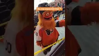 Gritty did not approve of this opposing fan 😅 (via s.morty_pants/IG&nbsp;@WTTWPodcast/TT)