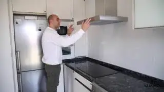 Una cocina moderna estrecha y muy pequeña con encimera de granito