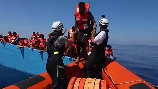Lampedusa: la serie di sbarchi non si ferma, hotspot in crisi, trasferiti in 200