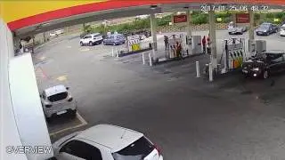 Car jamming at Shell garage in Sunninghill