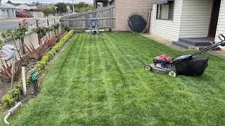 Honda HRU216 Lawnmower must do this to catch thick wet grass no clogging Self propelled Mower GXV160