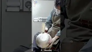 Процесс изготовления роскошного серебряного чайника корейским мастером с 40-летней историей