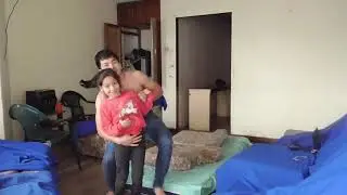 Cuidando a la hermana.