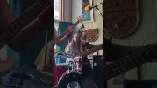 FRONT ROW SEATS to #livemusic and squealin #guitar #rocknroll