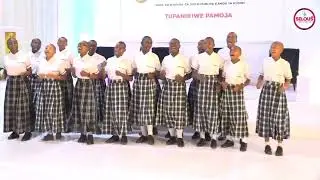 WANAFUNZI WA FEO GIRLS SEKONDARI WAKITOA BURUDANI