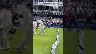 English crowd shower Aussies with boos after Ashes controversy #Cricket #shorts #TheAshes #Cricket