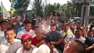 Олимпийского призера Иззата Артыкова торжественно встречали