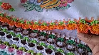 Panos de prato com barradinhos de croche no fio de polipropileno .