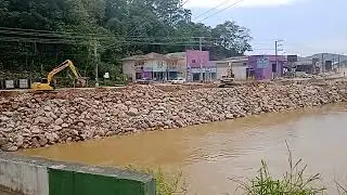 entroncamento na Br 282 em santo amaro da imperatriz SC enchente levou a metade da pista