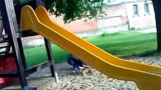 Rutsche als Trampolin umfunktioniert