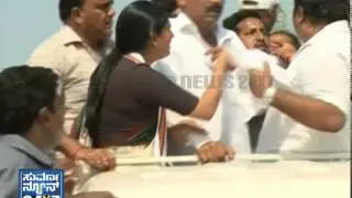 Congress workers clash during Ramya election rally in Mandya - Suvarna News