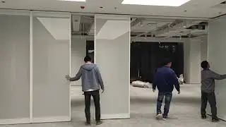 The meeting room can be customized with sliding partitions.