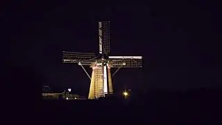 Molens in het licht tijdens molennacht 2025